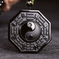 Gros plan sur le pendentif sculpté en obsidienne noire