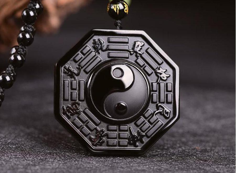 Gros plan sur le pendentif sculpté en obsidienne noire