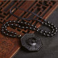 Vue de côté du collier avec perles en obsidienne