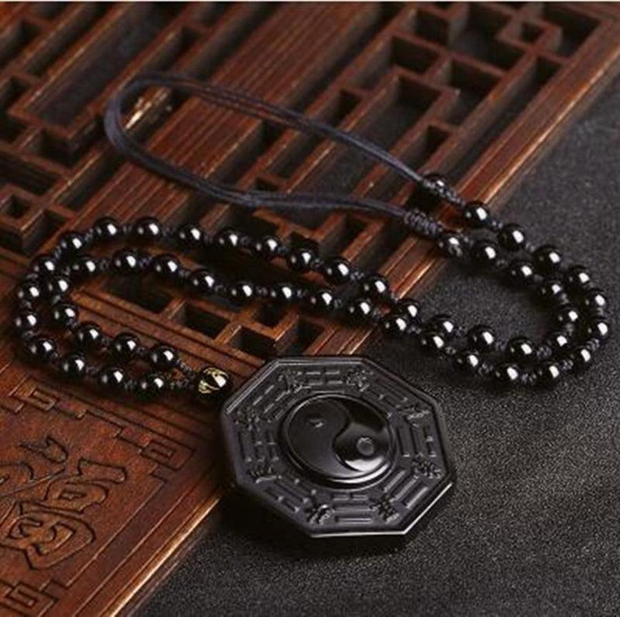 Vue de côté du collier avec perles en obsidienne