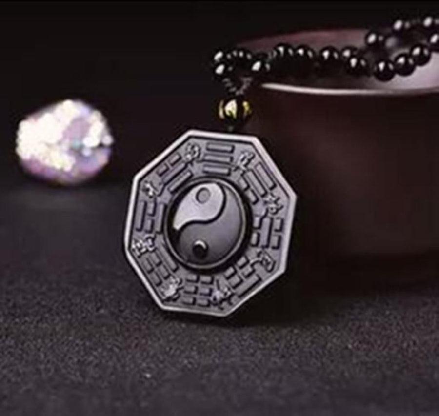 Collier élégant avec pendentif Bagua en obsidienne noire