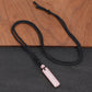 Vue latérale du collier tube en pierre, perle à la base