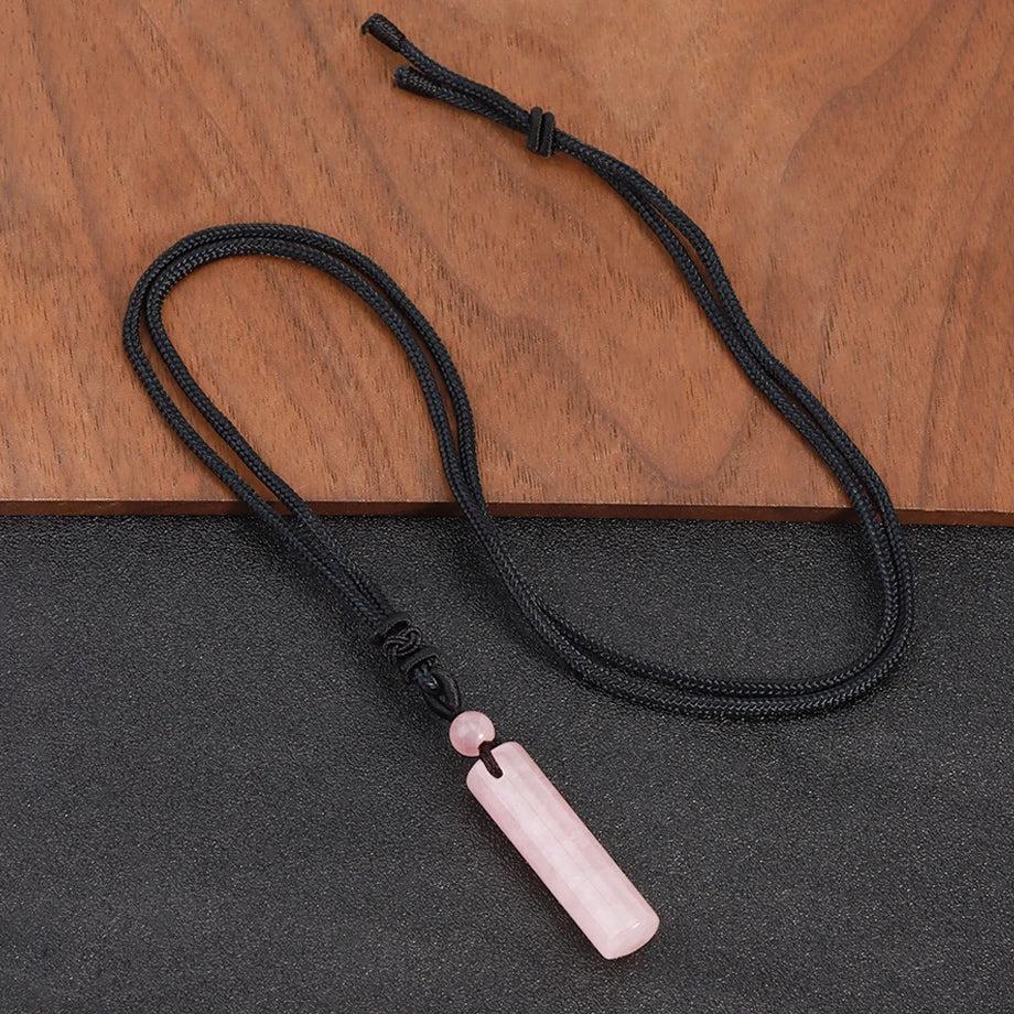 Vue latérale du collier tube en pierre, perle à la base