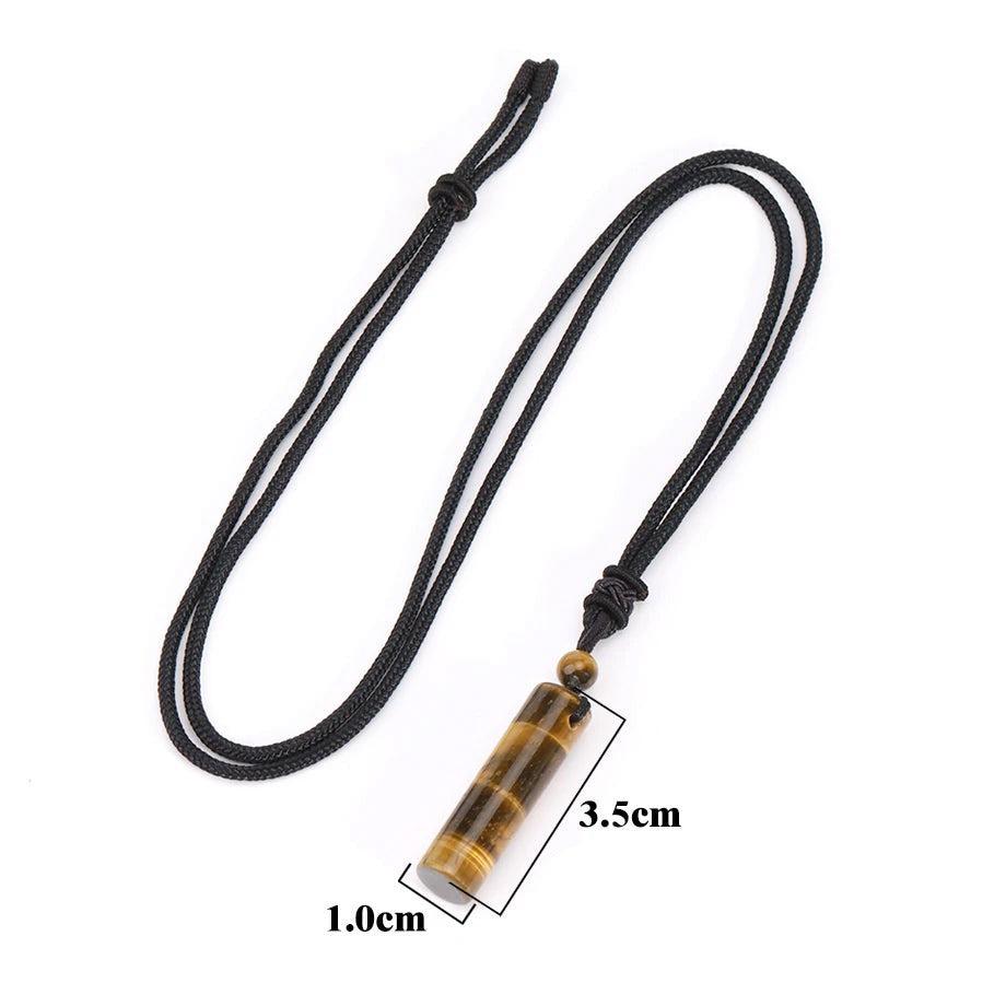 Collier tube en pierre, détail du cordon tissé et noué