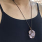 Collier avec pendentif en pierre irrégulière sur fond blanc
