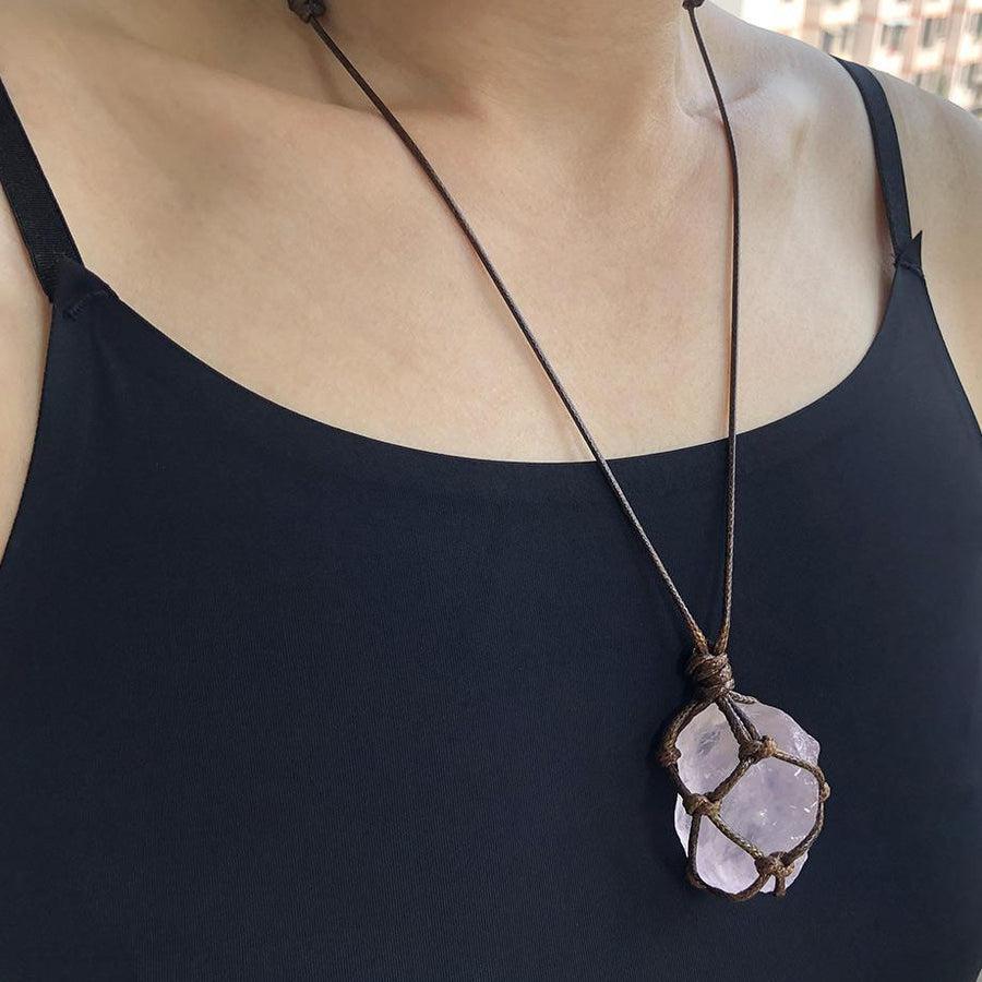 Collier avec pendentif en pierre irrégulière sur fond blanc