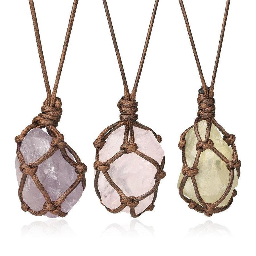 Gros plan sur le pendentif en améthyste avec cordon macramé