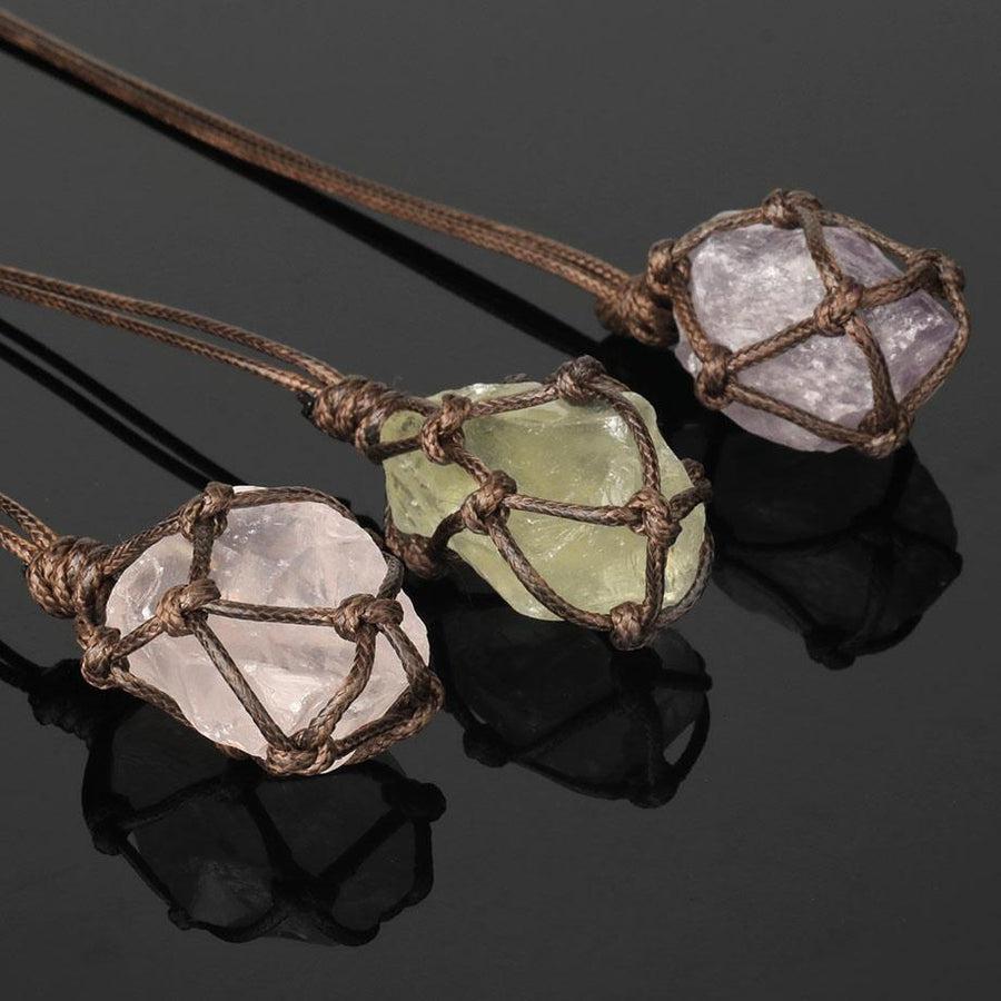 Vue latérale du collier en quartz rose, nœud coulissant visible