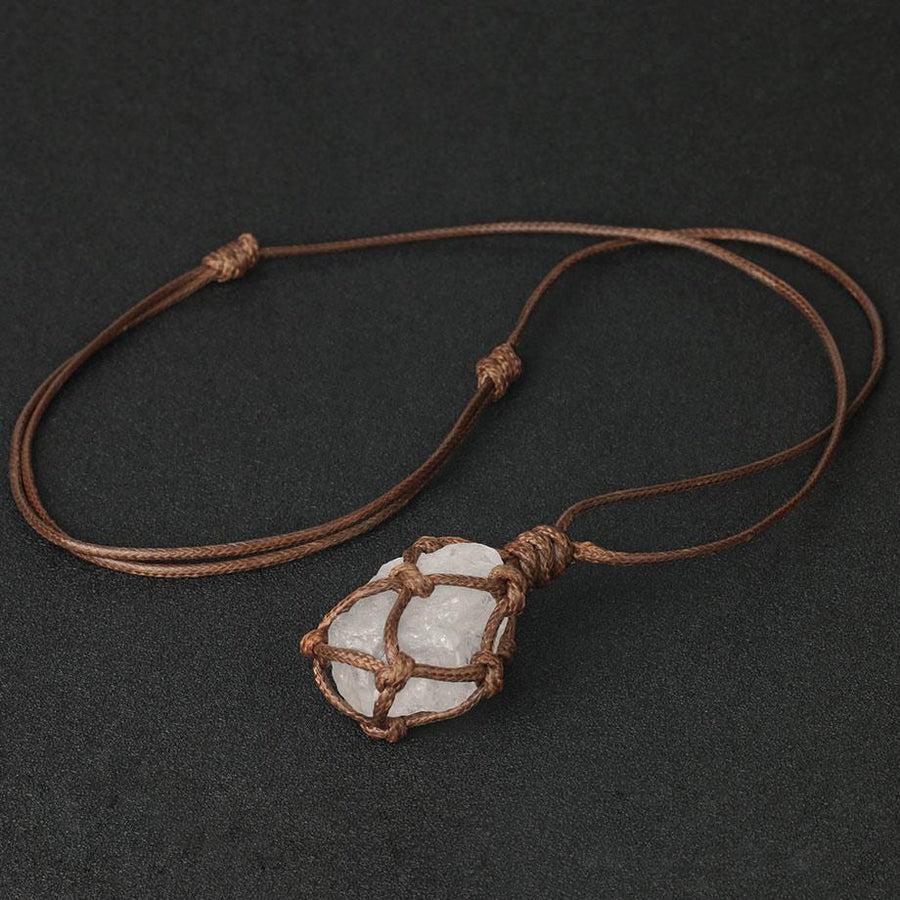 Pendentif en pierre naturelle, vue rapprochée du macramé