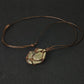 Vue d'ensemble du collier en quartz rose sur fond clair