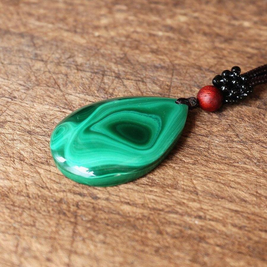Collier avec pendentif goutte en malachite sur fond blanc
