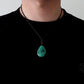 Gros plan sur pendentif malachite et perles en bois