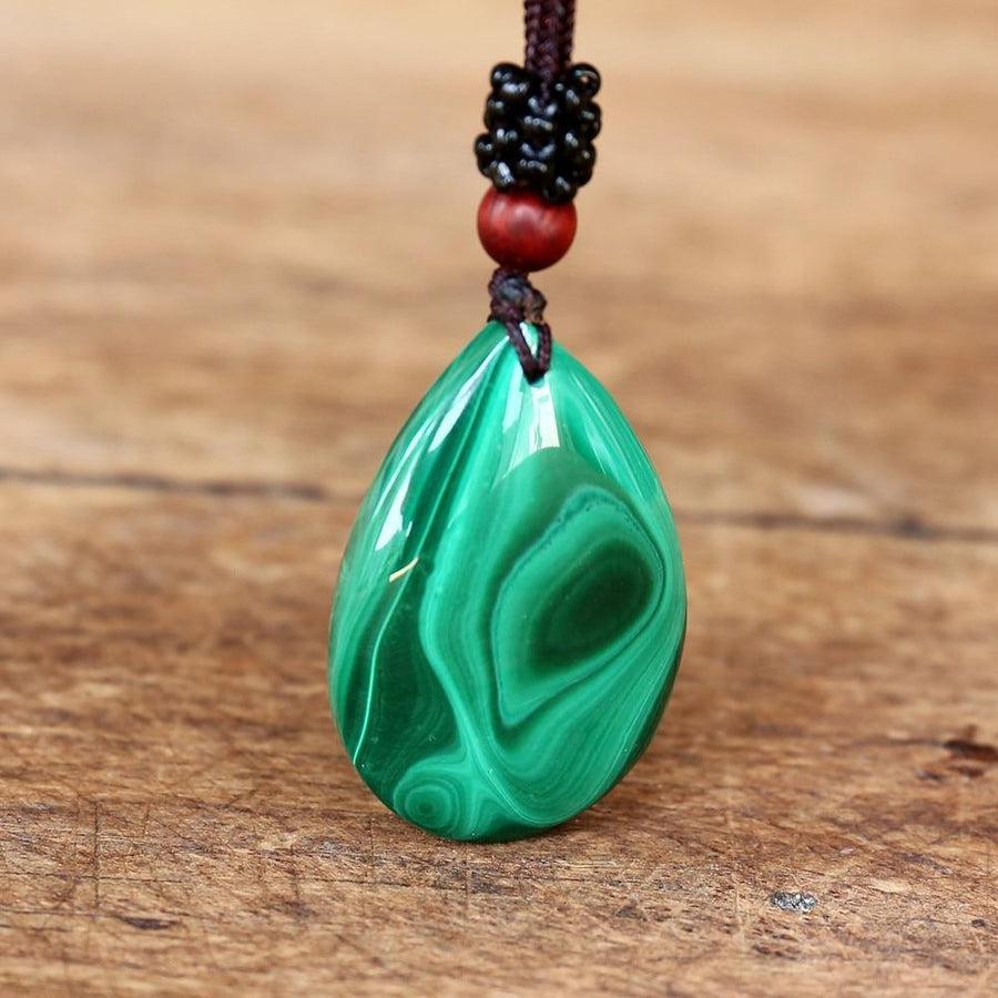 Vue d'ensemble du collier malachite sur cordon tressé marron