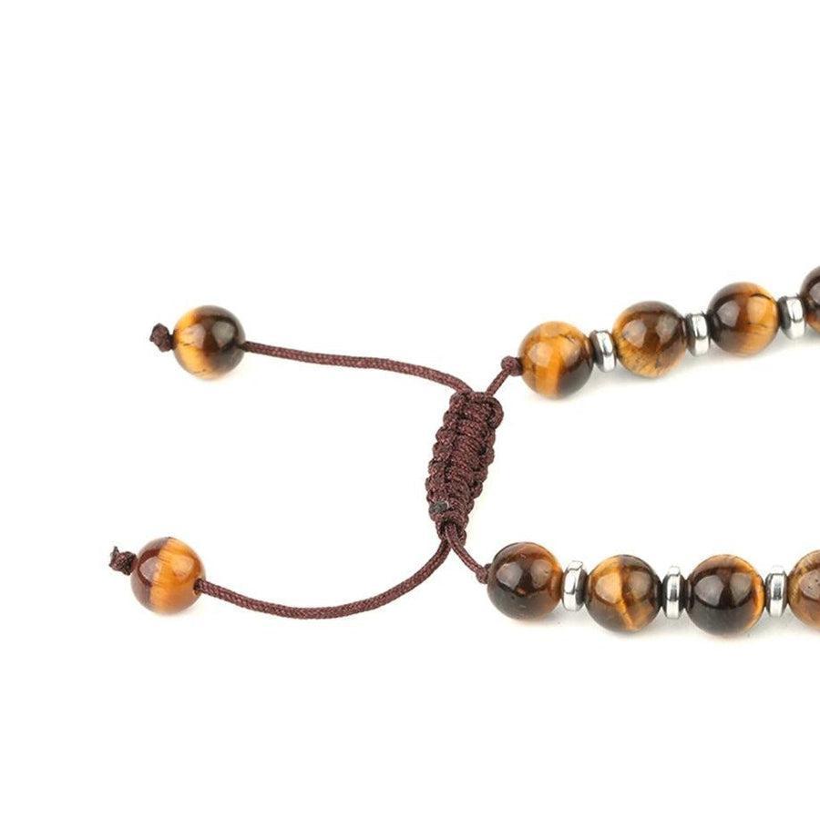 Gros plan sur le pendentif en Œil de tigre et arbre de vie