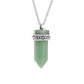 Collier avec pendentif en pierre, présenté sur un support