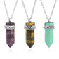 Collier avec pendentif hexagonal en pierre sur fond blanc