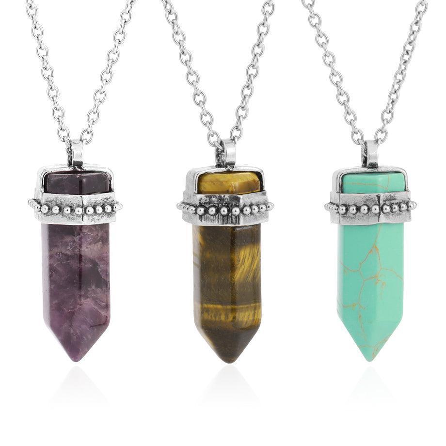 Collier avec pendentif hexagonal en pierre sur fond blanc