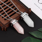 Gros plan sur le pendentif hexagonal en pierre naturelle