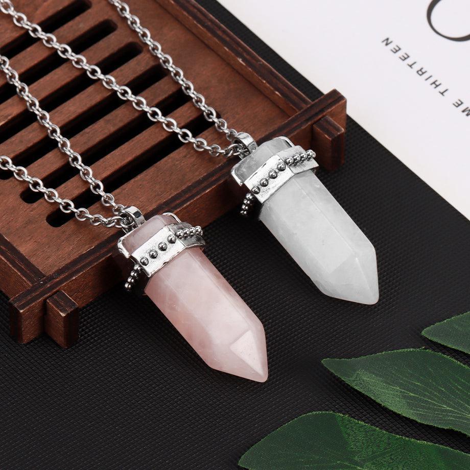 Gros plan sur le pendentif hexagonal en pierre naturelle