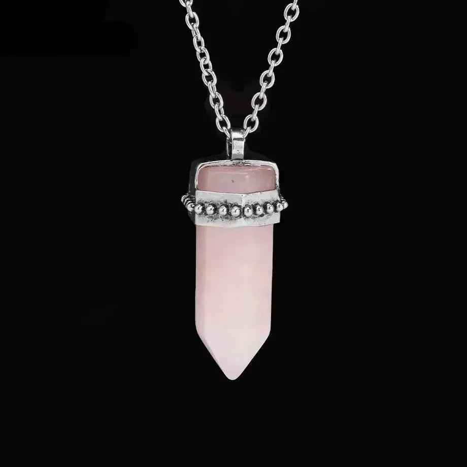 Collier avec pendentif en pierre, accentué par des boules métalliques