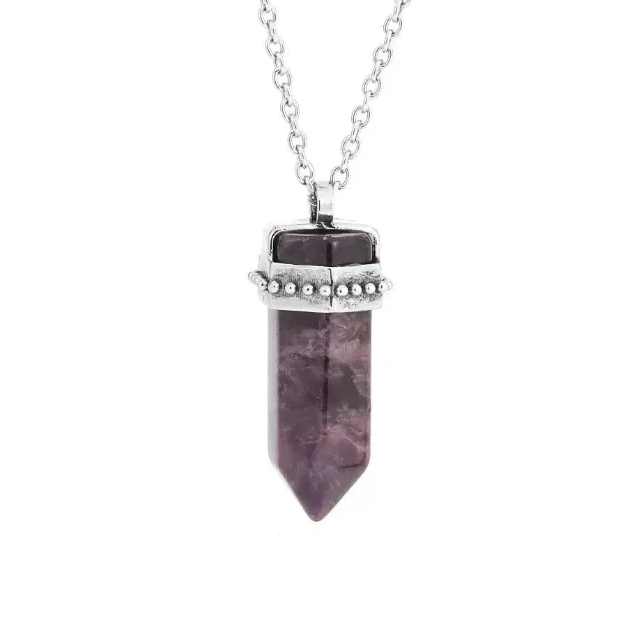 Vue rapprochée du pendentif hexagonal montrant sa texture