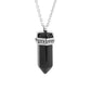 Collier en pierre hexagonale posé sur une surface neutre