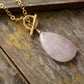 Vue rapprochée du pendentif en quartz rose en forme de larme