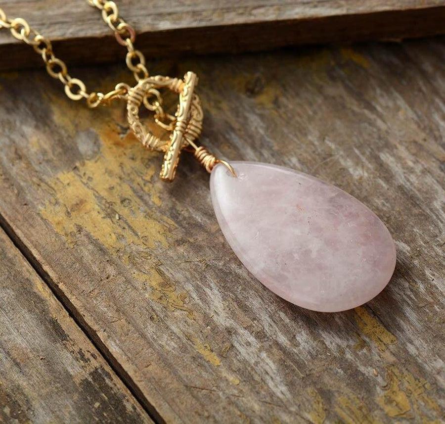 Vue rapprochée du pendentif en quartz rose en forme de larme