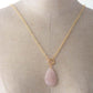 Collier quartz rose sur fond neutre, mettant en valeur le pendentif