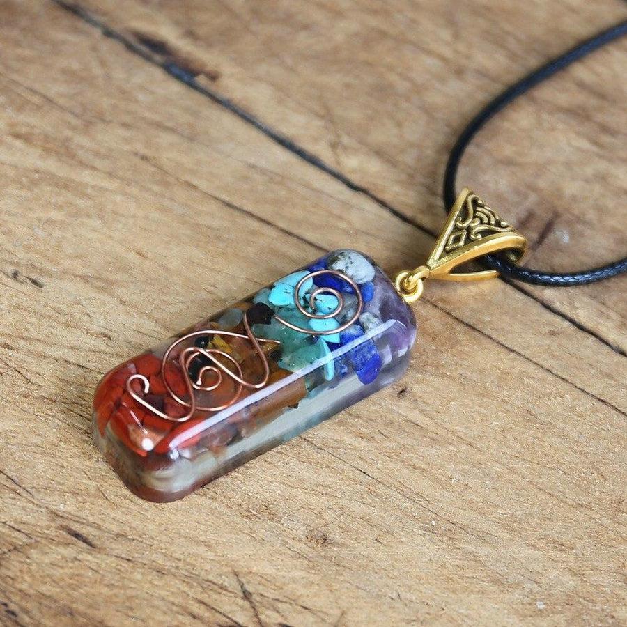 Collier Orgonite avec pierres colorées sur fond blanc