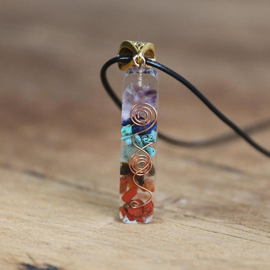 Détail des pierres incrustées dans le pendentif Orgonite
