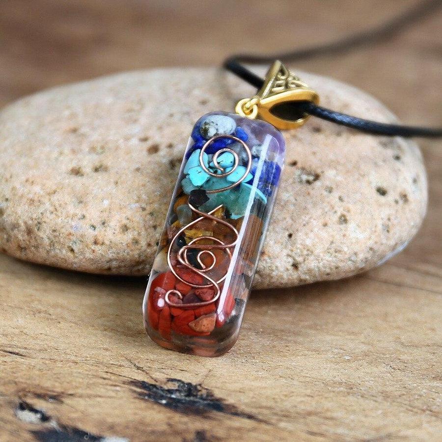 Collier Orgonite posé sur une surface en bois clair