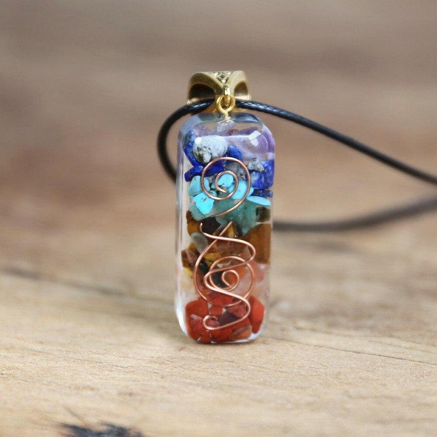 Collier Orgonite suspendu, montrant les sept pierres