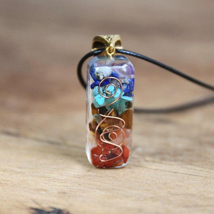 Collier Orgonite suspendu, montrant les sept pierres