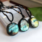 Collier avec pendentif en labradorite, forme unique et protectrice