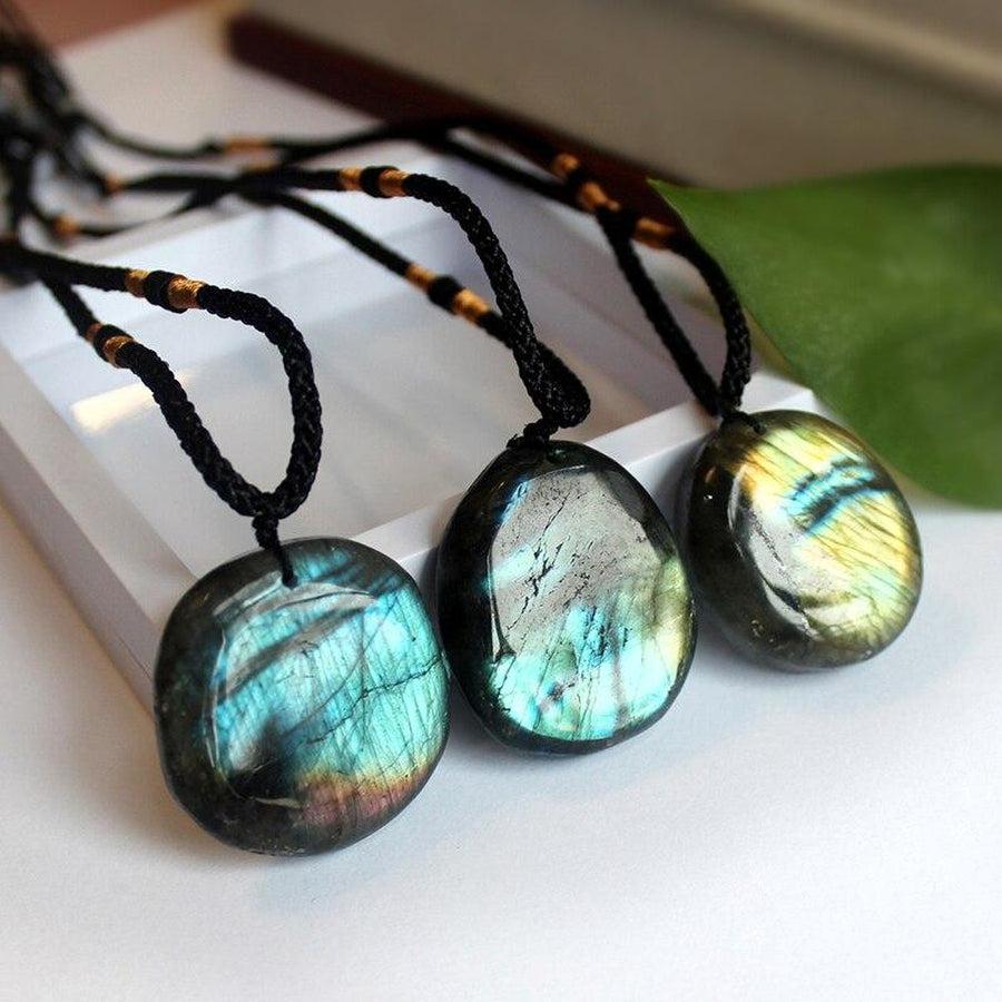 Collier avec pendentif en labradorite, forme unique et protectrice