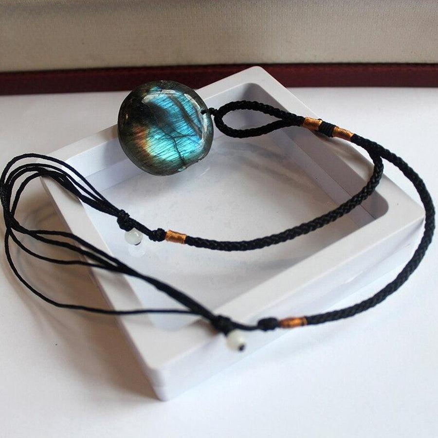 Détail du pendentif en labradorite, texture et couleur naturelle