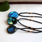 Gros plan sur la pierre de labradorite taillée en pendentif