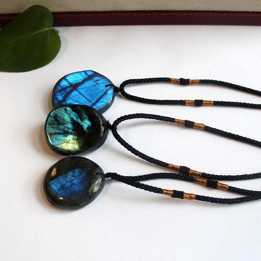 Gros plan sur la pierre de labradorite taillée en pendentif