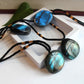 Vue latérale du collier en labradorite, détails de la pierre