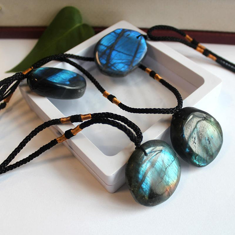 Vue latérale du collier en labradorite, détails de la pierre