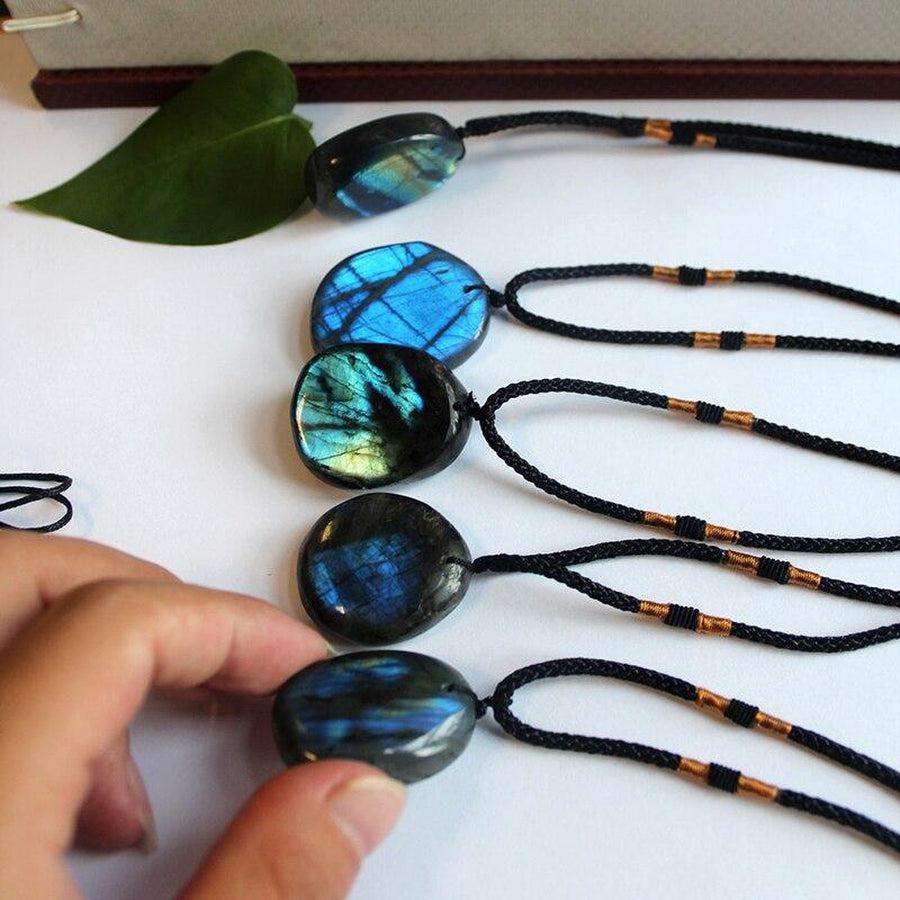 Pendentif en labradorite sur chaîne délicate, vue de face