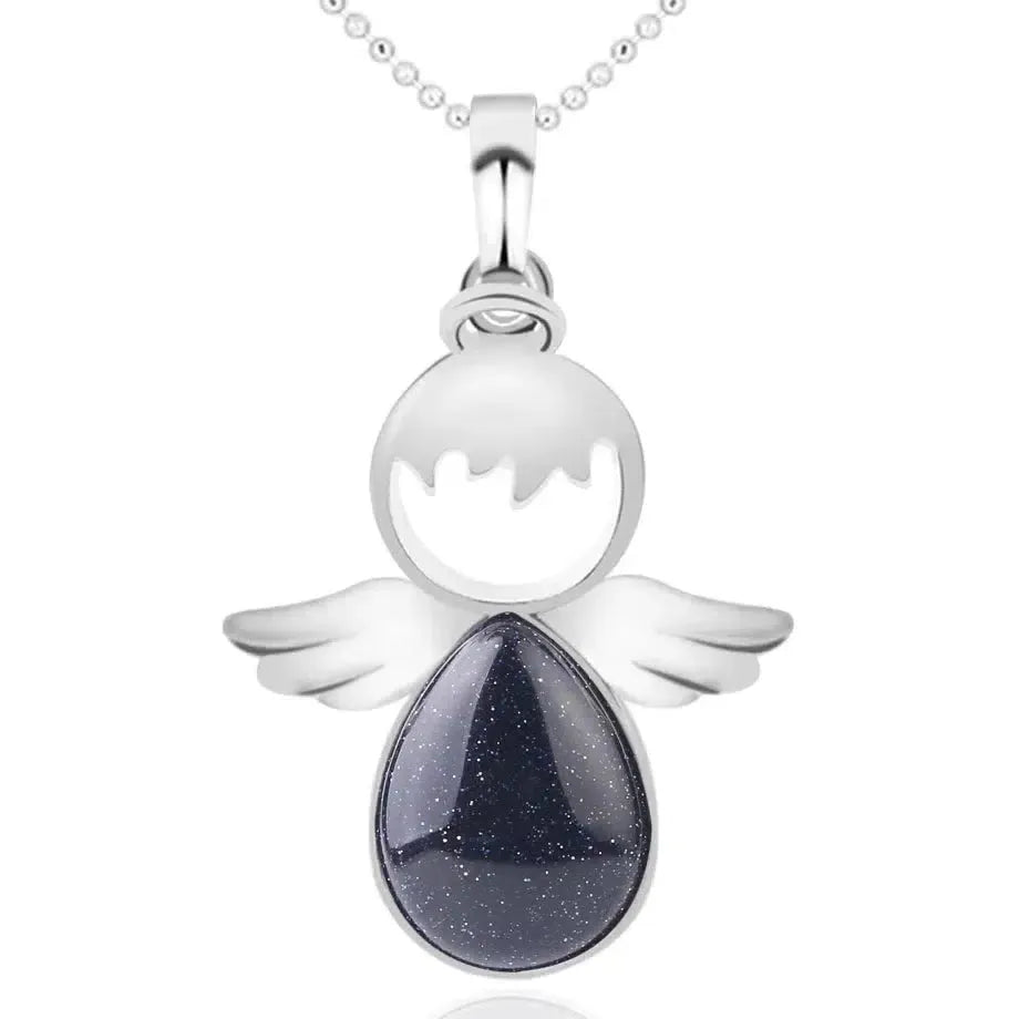 Détail du pendentif avec pierre marron et ailes