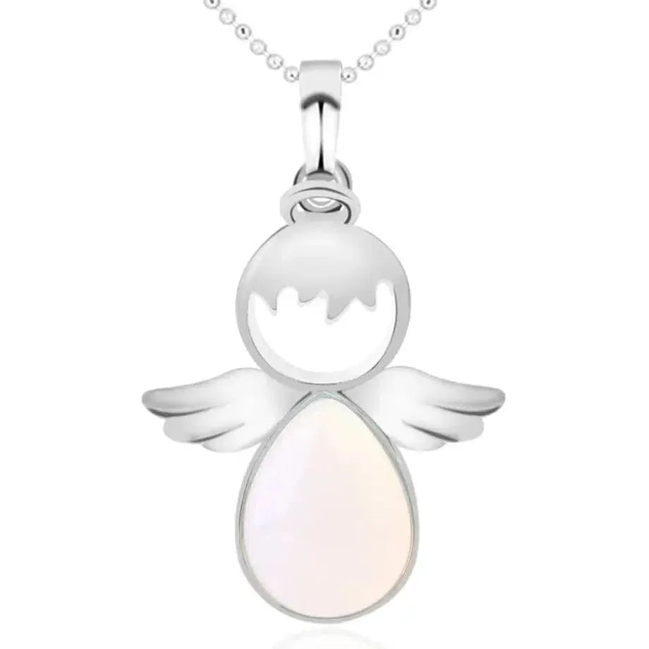 Vue rapprochée du pendentif avec pierre ambrée