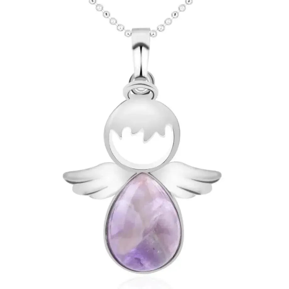 Vue rapprochée du pendentif et de sa pierre violette