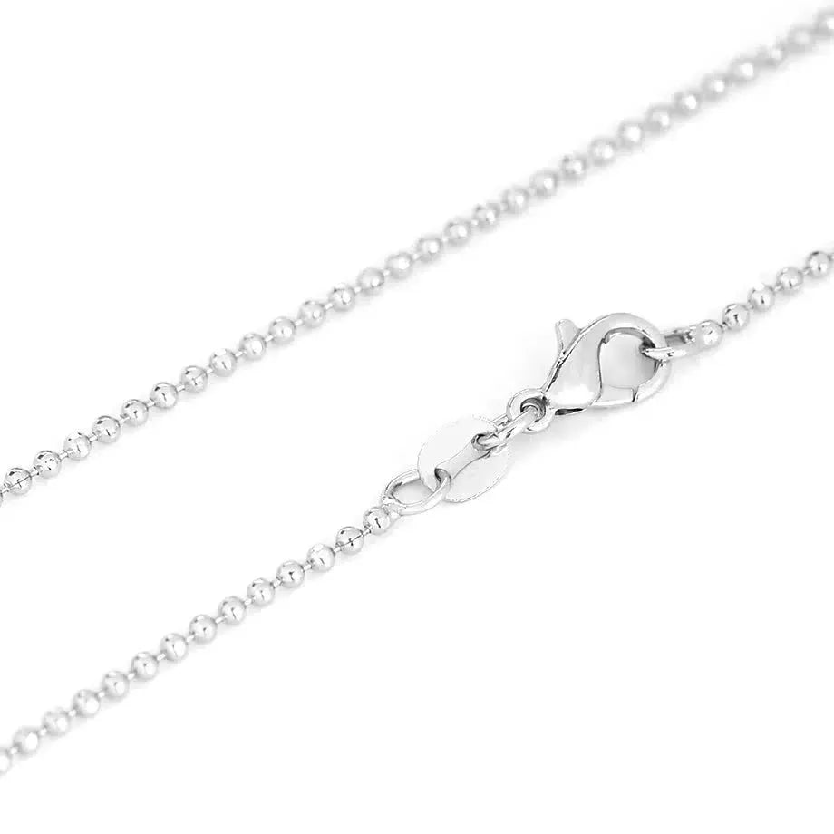 Collier en gros plan avec pierre verte centrale