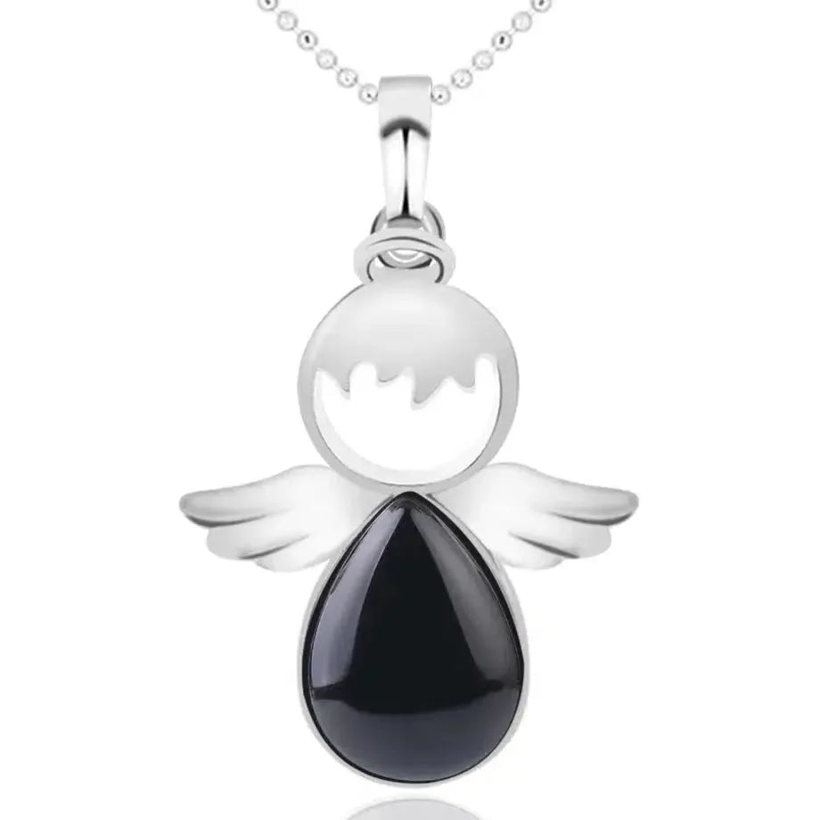 Collier avec pierre blanche et ailes finement sculptées