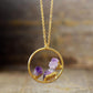 Collier rond en améthystes brutes sur fond blanc