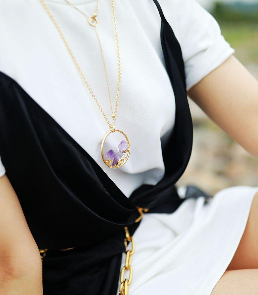Vue rapprochée du collier avec chaîne en plaqué or