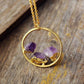 Collier élégant avec pierres violettes sur fond neutre